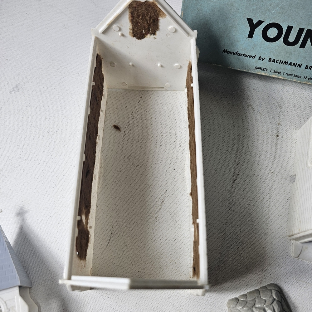 Plasticville USA Young America CH-9 Community Church Set with Ranch House - Picture 10 of 15